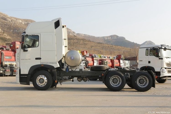 Οδήγηση 6X4 SinoTRUK HOWO T7H LNG Τρακτέρ 440HP για τη Λογιστική Μεταφορά